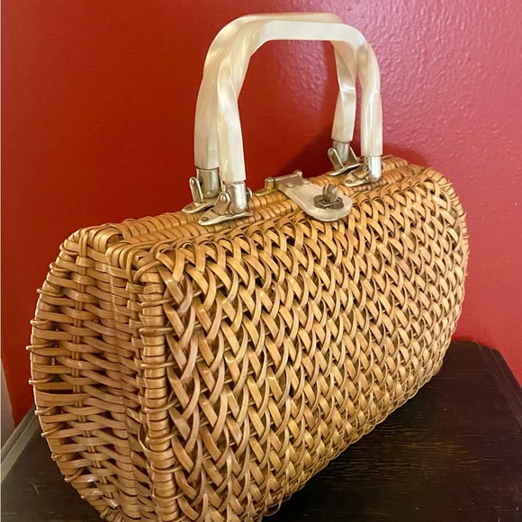 Elegant Tan Woven Handbag - Vintage wicker and Lucite purse - Picture 1 of 9